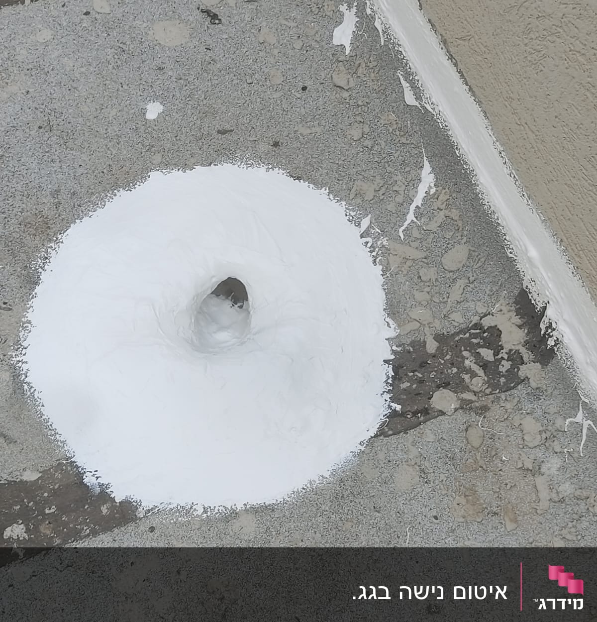 איטום חור ברצפה עם חומר לבן